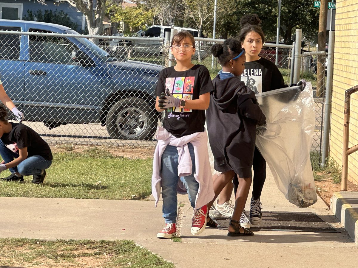 TravisAmbassad2's tweet photo. Ambassadors taking pride in their school by helping to keep it clean! 🌪️ https://t.co/Xjgu7d34vG