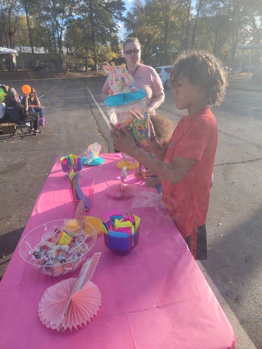 WeedenElem's tweet photo. Last night's fall festival was so fun! You know we had to have some math activities included somewhere! #fcslearn #estimationjar https://t.co/UHqS7JJLOa