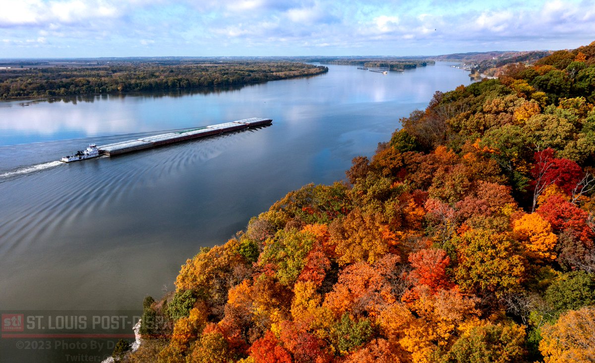PDPJ's tweet photo. Photos: Mother Nature is putting on a show of fall color around St. Louis &amp; S. Illinois. Hopefully, tonight's weather doesn't knock down the leaves, it was spectacular on Friday along the Great River Road &amp; up in Pere Marquette. More pix --> https://t.co/eEENgBC29S @stltoday #stl https://t.co/bHqx1YV4G9