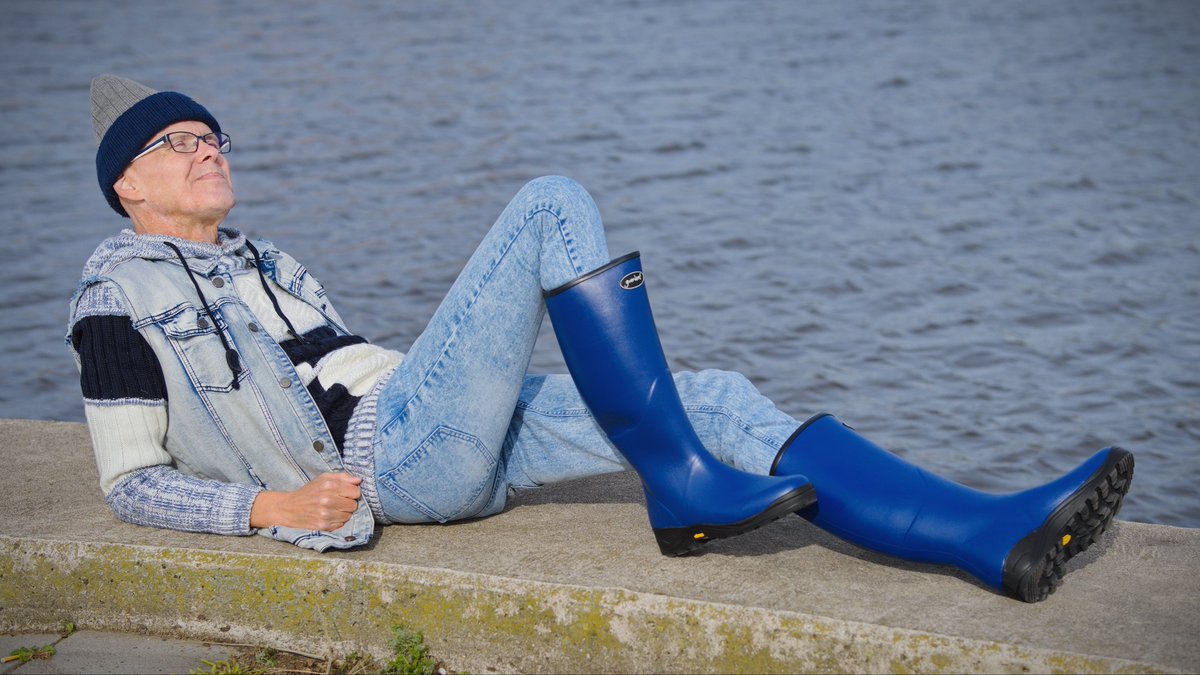 Welliesare4men2's tweet photo. Especially for all of those night-stalkers! I already decided to lay down. 🤣🤣🤣 

Good night, and sleep well. 🛏️💤

#Gumleaf #Norse #Wellies #Boots #Rubber #Tall #Blue #Navy #Awesome #Stunning #BeSeen #Standout #DareToBeDifferent https://t.co/o2nupI6aK8