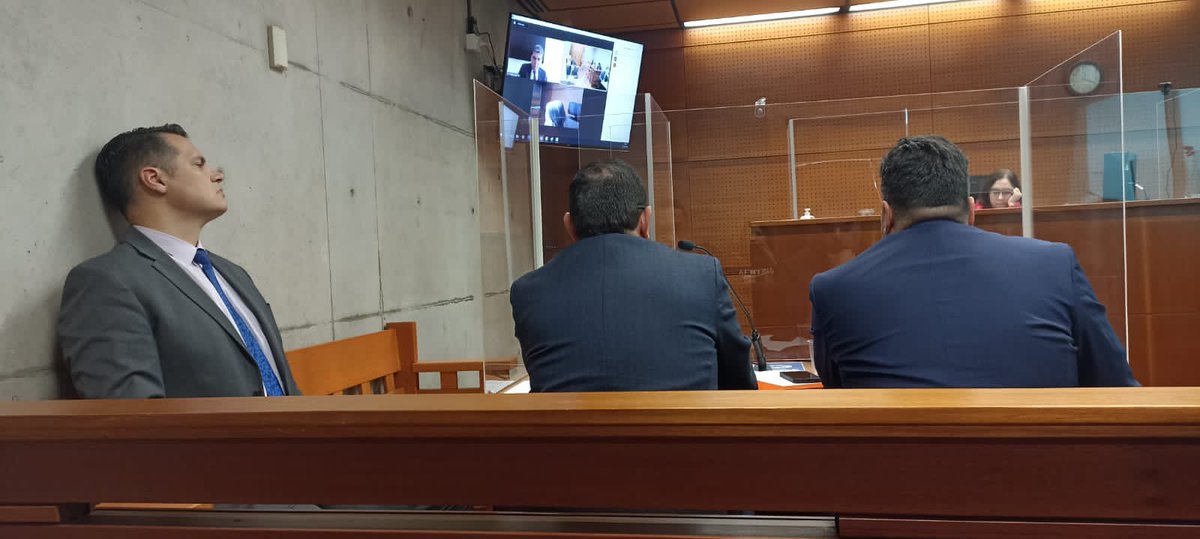 ClaudioCrespoG's tweet photo. Ellos trataron de derrocar al gobierno, nosotros lo evitamos y hoy somos perseguidos por la justicia.
#18O 
#FueGolpe
#CrespoEsInocente 
#LibertadParaMaturana https://t.co/P55bPtm6gF