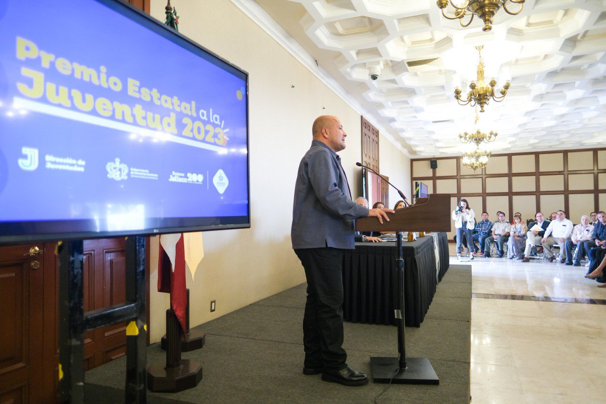 EnriqueAlfaroR's tweet photo. Siempre es un honor entregar el #PremioEstatalDeLaJuventud que, año con año, reconoce a mujeres y hombres de entre 12 y 29 años, de todo Jalisco, que se atreven a soñar, creer en sí mismos y, desde la empatía, pensar en lo colectivo más allá de lo individual.

Por eso, a Andrea Nava en el ámbito cultural, Demetrio Rodríguez en el humanístico, Jesús López en el científico, Sam Cervantes en el cívico, Nancy Manzo en el laboral, Jesús López en el científico, Ian Emmanuel González en el académico y Alejandra Ramírez en el deportivo, de corazón muchas felicidades.

Ellas y ellos son la más pura representación de la grandeza de nuestra tierra; son inspiración, ejemplo y orgullo para la sociedad jalisciense y prueba de que Jalisco tiene rumbo. Y gracias, @KeilaJG94, directora de Juventudes Jalisco, por construir una política institucional que apuesta por las nuevas generaciones como transformadoras sociales.