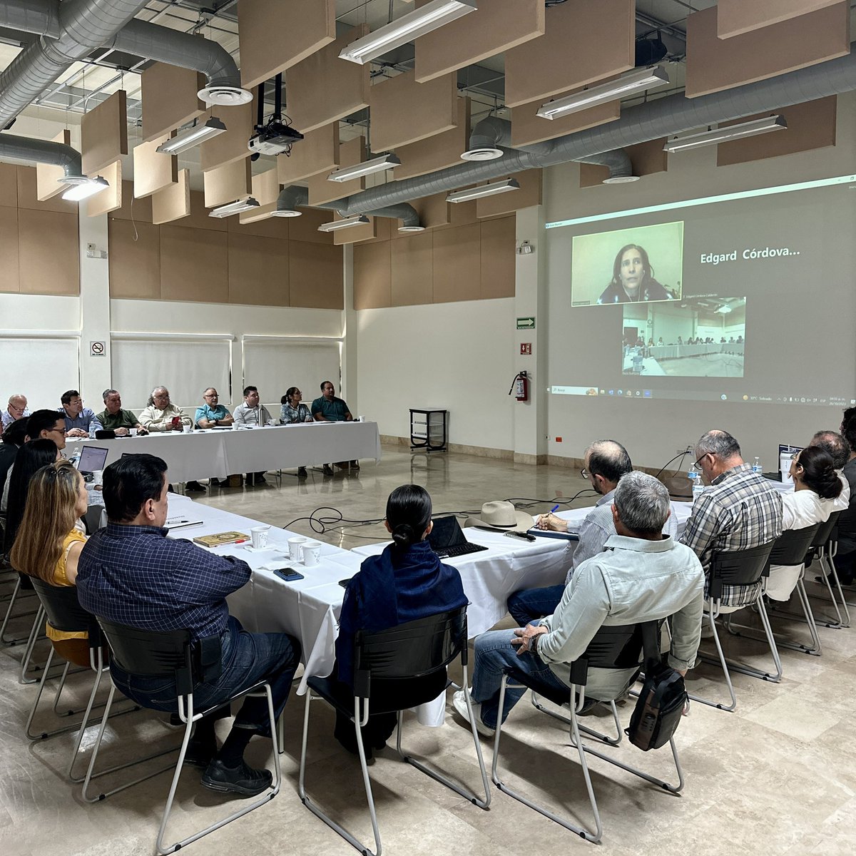 hmocomovamos's tweet photo. Integrantes del Grupo de Trabajo de #LaSauceda nos reunimos para analizar las acciones y anuncios recientes sobre este espacio tan querido por las y los hermosillenses. 💚

Desde la ciudadanía, continuamos promoviendo su rehabilitación integral y sustentable💧🌳
#RedHCV https://t.co/UVDhLPdvfk