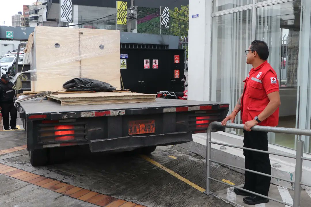 CruzPichincha's tweet photo. Agradecemos a #Edimca 😉🛠 la donación de cajas de entrenamiento para nuestra Unidad Canina 🐾. ¡Nuestros perritos 🐕🦺, Kiara y Balto, se preparan cada vez más en búsqueda y rescate 🚨! #CruzRojaPichincha ❤️ https://t.co/TRiqi7o1XW