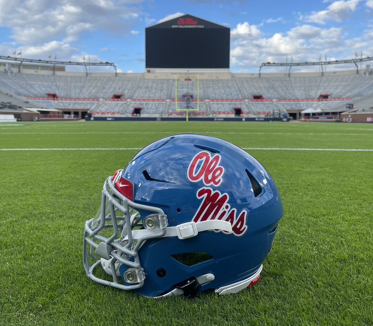 charles_592's tweet photo. Getting the powders back in action tomorrow night. Such a good looking helmet under the lights. https://t.co/ZZ6Vs7mlZq