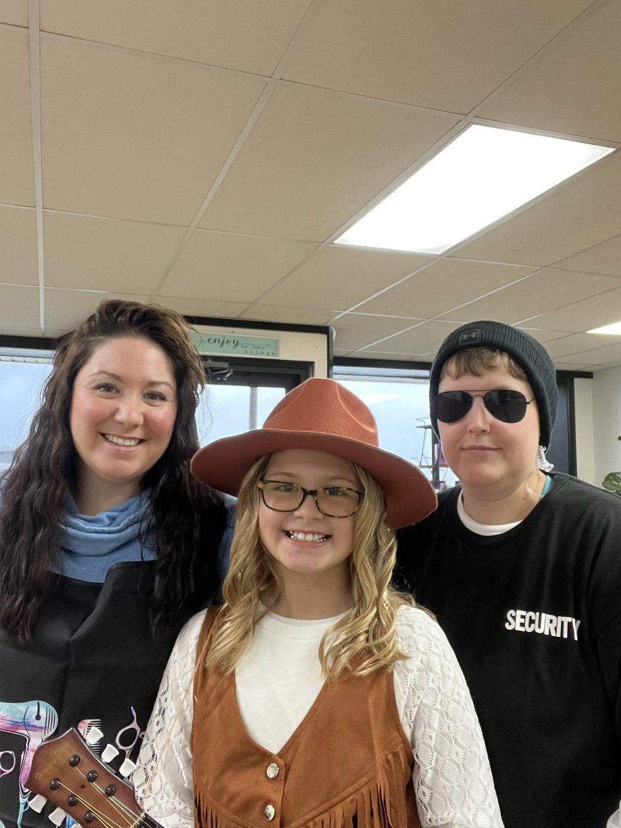 T_Neumann33's tweet photo. Special appearance tonight by @laineywilson for kids trick or treating. With her security and stylist in tow, the people were practically throwing the candy at her ���

Happy Halloween 🧡 https://t.co/qUgG3izqgY