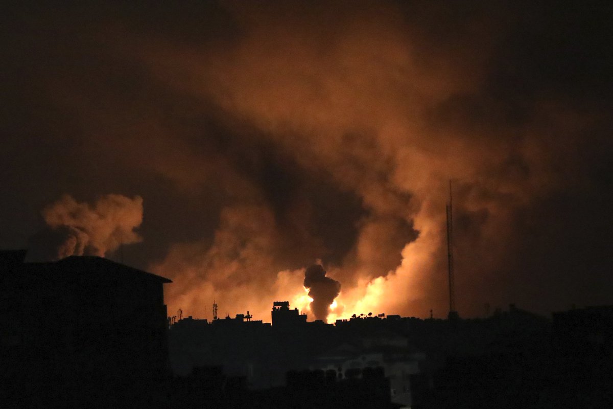 akhadam77's tweet photo. Bismillaah...
Tadi malam terjadi pemboman bertubi2 terhadap kota Gaza oleh penjajah Israel terutama di dekat RS Indonesia dan RS Ash Shifa Gaza.

Semoga relawan2 Indonesia di RS Indonesia, para mujahidin Palestina, dan rakyat Gaza dilindungi Allah.

Sejak kmrn seluruh akses komunikasi dan Internet serta listrik diputus oleh Israel.

Invasi darat ditengarai tengah berlangsung. 

Komunikasi warga Gaza dgn penduduk seluruh muka bumi diputus namun komunikasi mereka dan kita dengan Allah tdk terputus. 

Gaungkan terus qunut nazilah dalam shalat2 jamaah di masjid...

@doamuslims
@AJEnglish