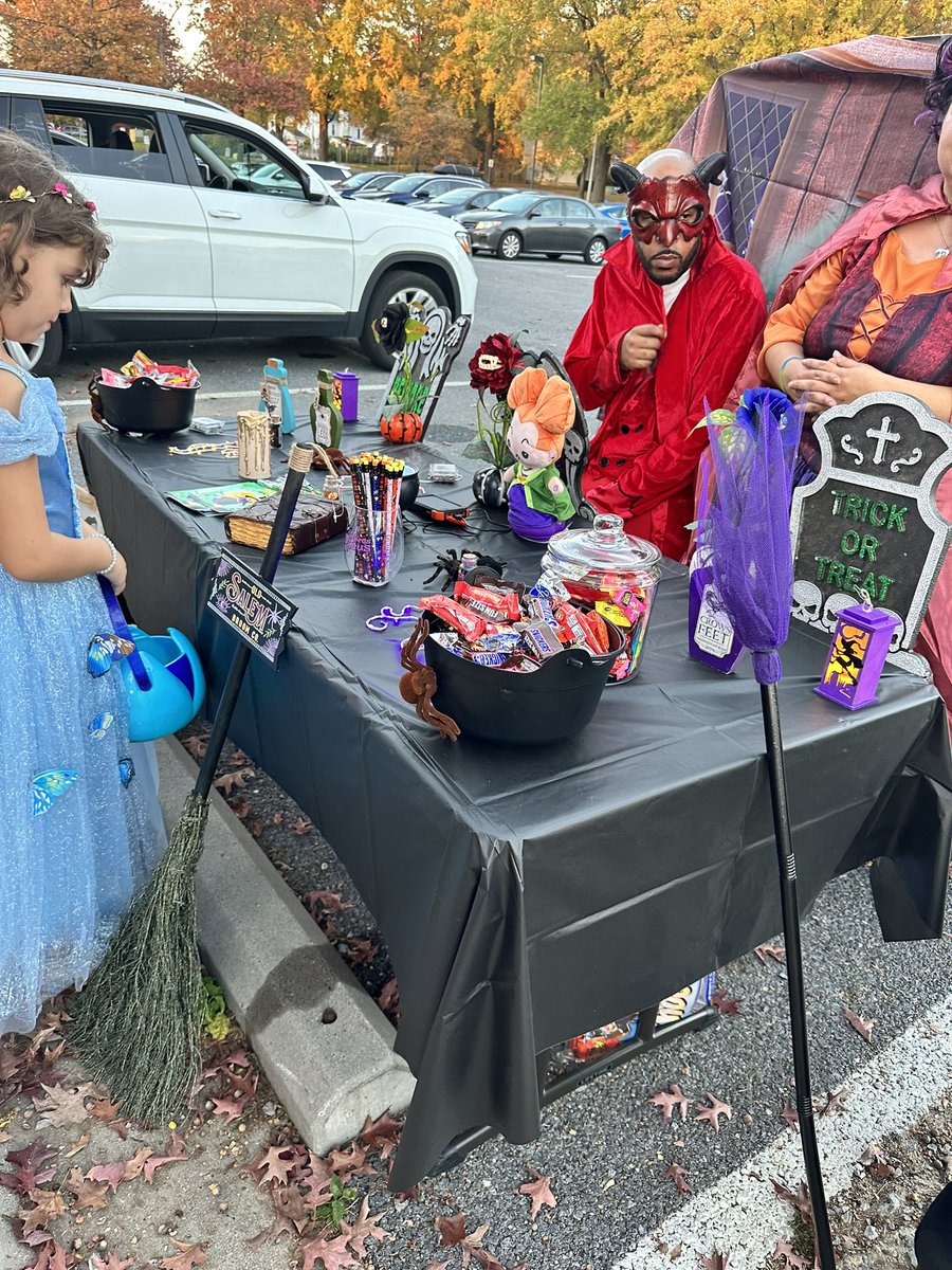 DavidKim_WLES's tweet photo. Trunk or Treat!! #WLES #TheLanding https://t.co/yGGYCtbTpb