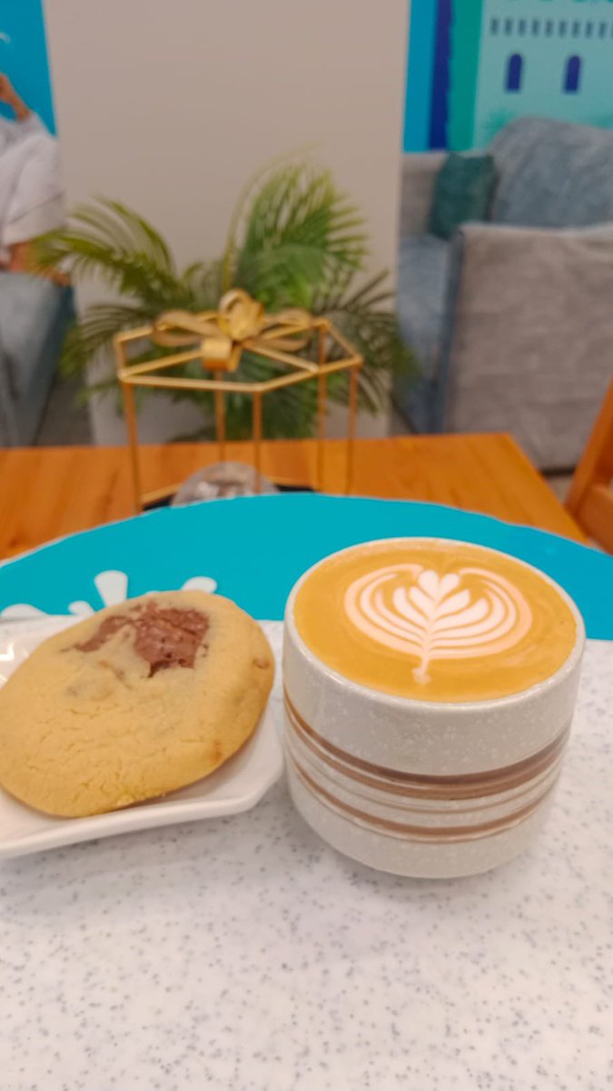 ꜜ♡                                      
 همست لي الحيآة وقآلت:أن مفتآح آلنفوس طيبُ كلمةٍ وصدقُ حديث ونقآء سريرة و آبتسآمة مشرقة وجَمَآلُ لقآء وسؤآل يسير عن حآل مَن لم يعهد منك آلسؤآل وأن آلنفوس بهذه تُفْتح وهو مآلم تقدر على فتحه مئآت آلفلوس ف آلأول بآق والآخر مآض.❤️