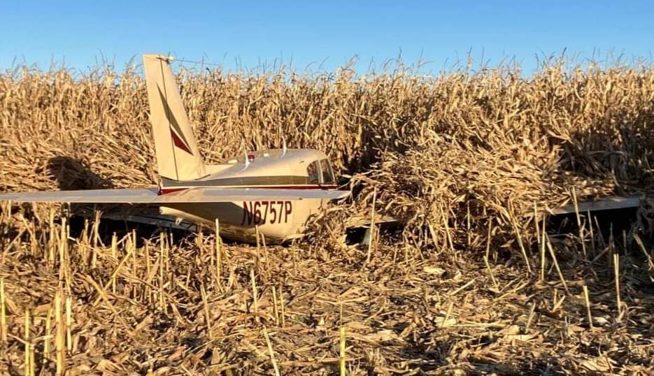 ivancp25's tweet photo. #AccidenteAéreo de #PiperComanche PA24-250 (N6757P). Sufrió pérdida de potencia en vuelo y fallo de motor. El piloto se vio forzado a aterrizar de emergencia en un campo de trigo cerca de #Glandorf, #Ohio, #EEUU 🇺🇸. El piloto y el otro pasajero sufrieron heridas leves. 22-10-23 https://t.co/xjbJN3ad9r