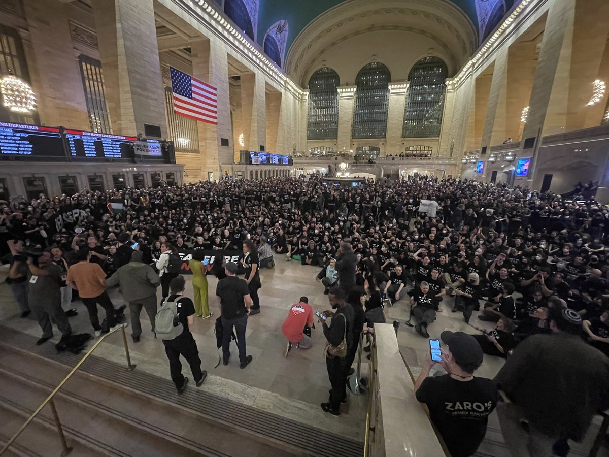 IfNotNowOrg's tweet photo. Grand Central is booming with chants of “Never again for anyone. Never again is now” from the American Jews and allies who’ve taken it over with @jvplive.

This crowd is demonstrating that fighting for freedom and equality for all is a Jewish value we must all live out. https://t.co/EGUclpBQ2T
