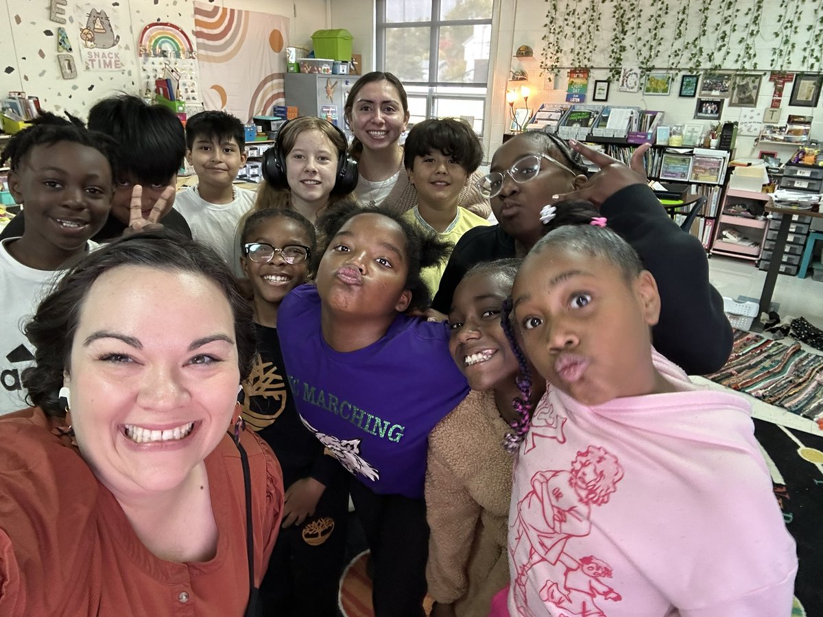 ashleyterry87's tweet photo. Eat lunch with the teacher costs $25 bulldog bucks and I’m always surprised so many kids want to purchase it! Weeks 2 and 3 selfies. #wearegrandview #futurestrong https://t.co/xhMGjf8OIE