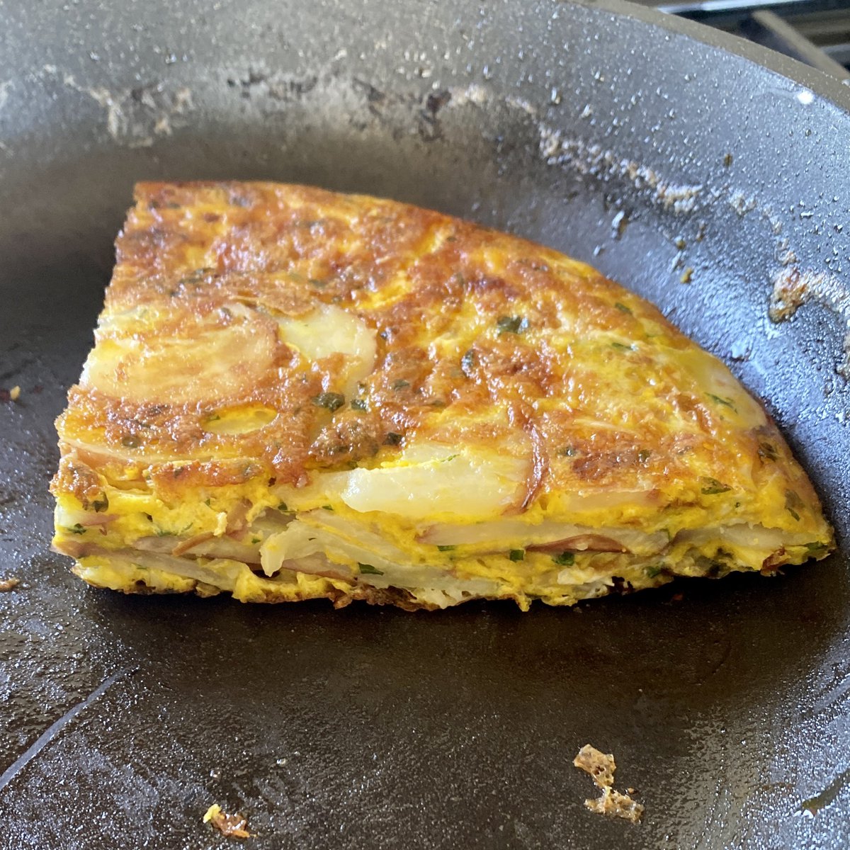 CallissClan's tweet photo. An omelette of new potatoes, garlic, onions & cheddar was so good we both went back for seconds! #GillMeller #RootStemLeafFlower #homegrown eggs, garlic, parsley & thyme #mymenuplan https://t.co/ukv0tAF2oQ