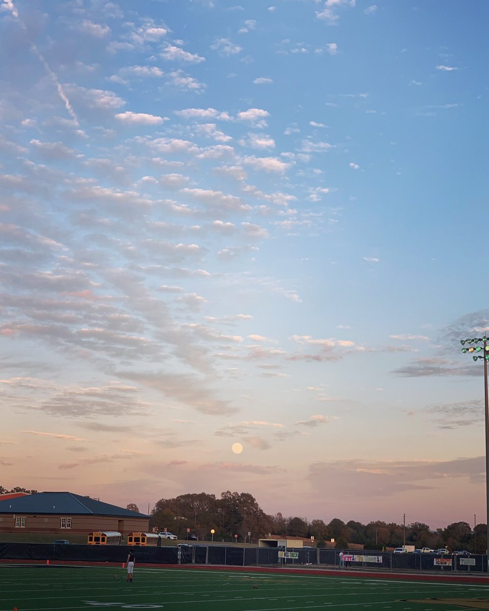 bekdcan's tweet photo. Moon rising at Lincoln football field and some odd wisps @spann https://t.co/3qQcjvrSUT