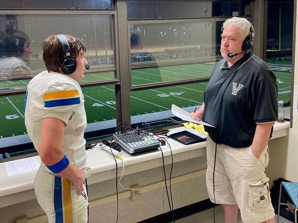 <a href="/ValleyViewFB/">Blazer Football</a>'s 2-time SR QB <a href="/TurleyCarson10/">Carson Turley</a> scores SIX TDs (5 rushing/1 passing) tonight and earns JOSM Player of the Game honors as the Blazers break open a tight game w/a dominant 4Q, winning 43-26, and securing at least a share of the 5A-East title. #ARPreps 
📸: Jason Smith