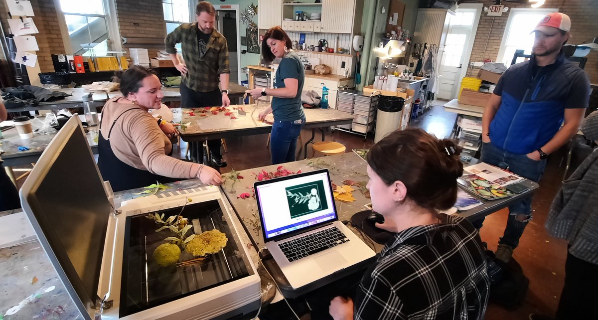 lhs_ART's tweet photo. #GalesArt PD was all about  connecting science, nature, and Art. Thank you @DiscoverDACO for partnering with us! Welcome to Ms Hammonds and @MrsNArtStudio! https://t.co/1RokknJqqU