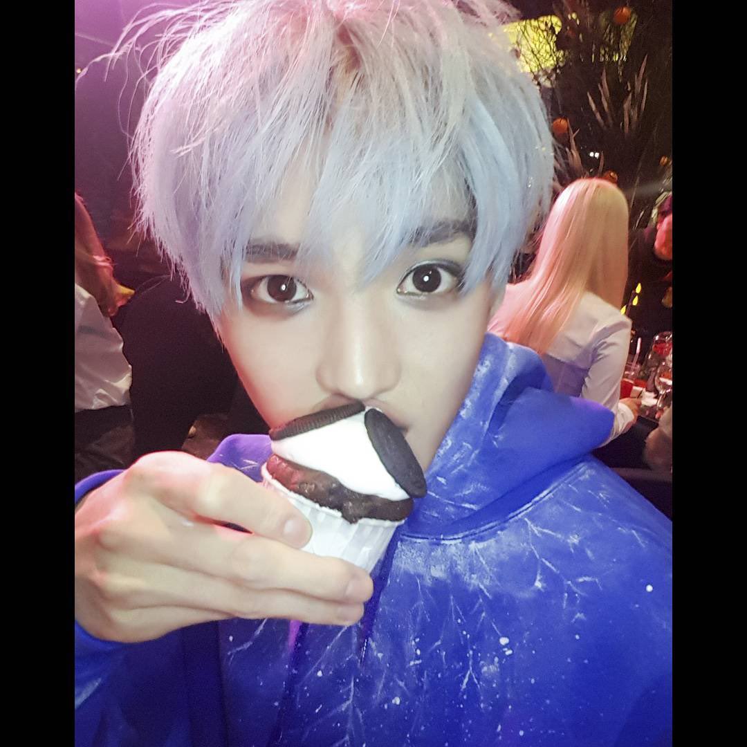 이톄용 할로윈 코스프레 준비물 존나 얼굴인 점

파란후드+지팡이만 걸쳤는데 바로 잭.프로스트 됨