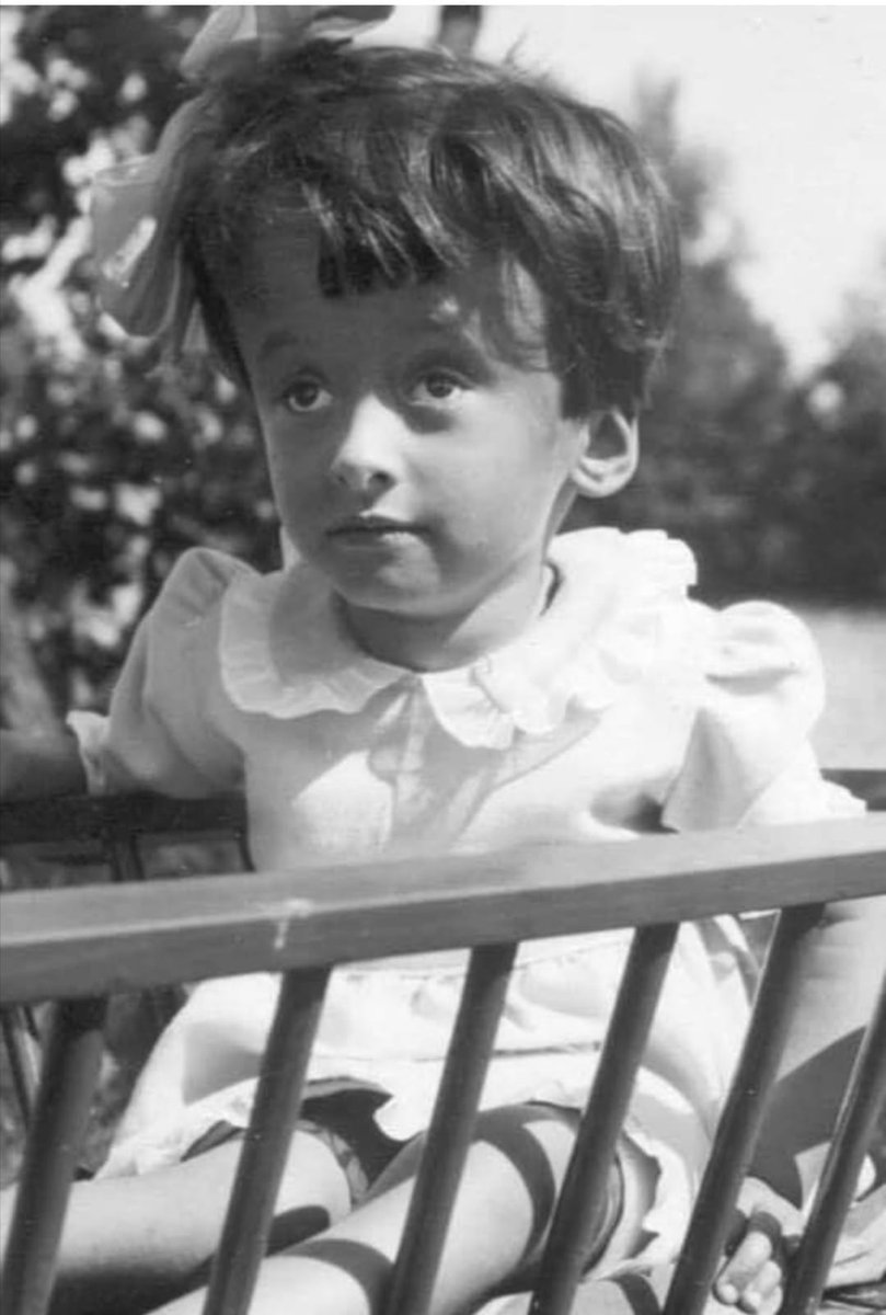 Bio_comunidad's tweet photo. _
Ella es Malva Marina Trinidad Reyes, la hija no reconocida de Pablo Neruda.

Nacida con hidrocefalia en Madrid el 18 de agosto de 1934, su vida estuvo marcada por el desdén de su padre, el venerado poeta chileno.

A pesar de ser un caudillo de la poesía sudamericana, Neruda mostró una falta de compasión hacia Malva que resuena a través de los años.

Se refirió a ella con apodos despectivos como "Punto y coma", "Vampiresa de tres kilos" y "Ser ridículo", despojando a la pequeña Malva de la ternura paternal que merecía.

El poeta más amado: Pablo Neruda, tuvo una hija: Malva Marina Trinidad Reyes, cuya corta vida terminó en Holanda a los ocho años, abandonada por su padre quien la repudiaba por su condición médica.

El 18 de agosto de 1934 Malva nace en Madrid, donde Neruda (Ricardo Eliécer Neftalí Reyes Basoalto) ejercía como Cónsul General.

Pero para Neruda, la llegada de una hija enferma y, según sus palabras, deformada, no estaba en sus planes.

En junio de 1934, Neruda publica "Residencia en la tierra" y conoce a la argentina Delia del Carril, afiliada al Partido Comunista Francés, conocida como la Hormiguita. El romance florece mientras su esposa Maryka, da a luz a Malva en agosto.

Al mes de su nacimiento, Neruda, en correspondencia con su amiga argentina Sara Tornú, describe a su hija como un “ser perfectamente ridículo, una especie de punto y coma, una vampiresa de tres kilos”. El 8 de noviembre se separa de Maryka y abandona a Malva.

Fugitivo con La Hormiguita a París, comienza el silencio sobre el abandono de Malva, un secreto encubierto por la cofradía literaria latinoamericana y el Partido Comunista chileno, quienes también escondieron numerosos deslices del poeta.

Maryka busca refugio en una iglesia de La Haya, encontrando una guardería para Malva. Allí, la pequeña es cuidada por el matrimonio de Hendrik Julsing y Gerdina Sierks. Neruda ignora las súplicas de Maryka por una ayuda económica de 100 dólares mensuales.

Maryka, luchando por mantener a Malva, ruega a Neruda por ayuda financiera para poder alimentar a su hija: “Mi último centavo lo gastaré en enviar esta carta”. La hija del laureado poeta fallece a los 8 años el 2 de marzo de 1943 en Gouda.

Neruda, una figura central para el socialismo en Sudamérica, negó el salvoconducto que podría haber rescatado a Maryka y a Malva de las penurias de la Segunda Guerra en Europa.

En sus memorias, la existencia de Malva es ignorada por completo, y no hay un solo verso dedicado a ella.

Pero el cinismo de Neruda se revela en “Canto a las madres de los milicianos muertos” donde finge un afecto que contrasta con el abandono real que Maryka y Malva sufrieron.

La historia de Malva Marina resuena como un eco sombrío en el legado de Neruda, una mancha en la vida del hombre que escribió versos que tocaban los corazones de muchos, pero que falló en mostrar amor hacia su propia sangre.

Opiniones al respecto...