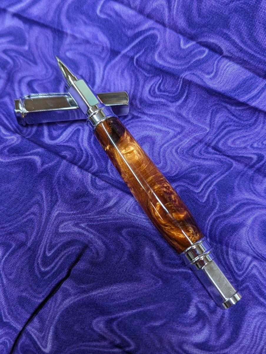 bearmaked's tweet image. Hey, my lathe still works! Pretty sure I&apos;d gone a full year without making a pen. That streak is over!

Acrylic blank on a magnetic Vertex rollerball kit. Writes smooth as silk and looks a treat, too.

#fancypen