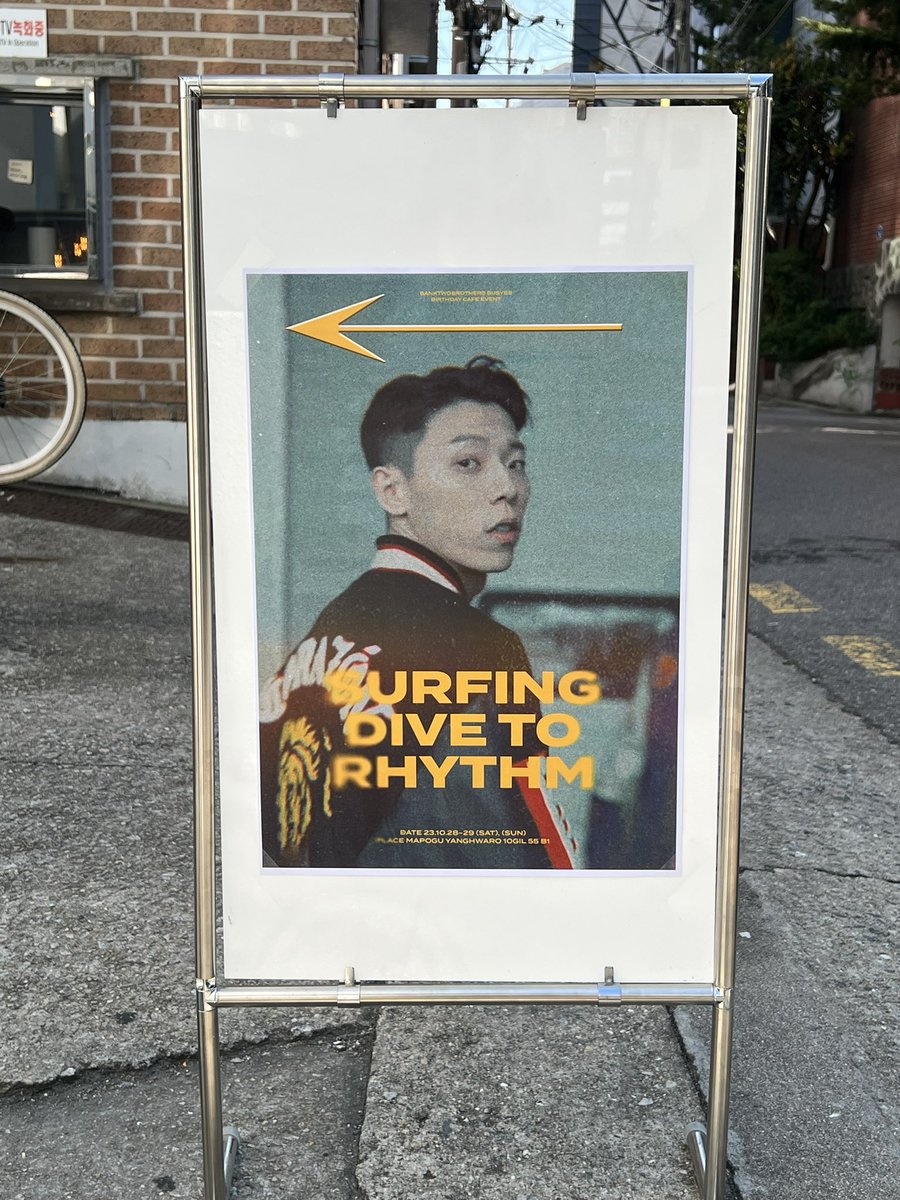 divetorhythm's tweet photo. 𝐒𝐔𝐑𝐅𝐈𝐍𝐆 : 𝐃𝐈𝐕𝐄 𝐓𝐎 𝐑𝐇𝐘𝐓𝐇𝐌
-

BUSYBE님의 생일카페 내부 입니다
28일(토)은 오후 1시부터 7시까지 열려있으니
많이 방문 해주셔서 같이 즐겨주세요 :) https://t.co/uSZzFBxkvc