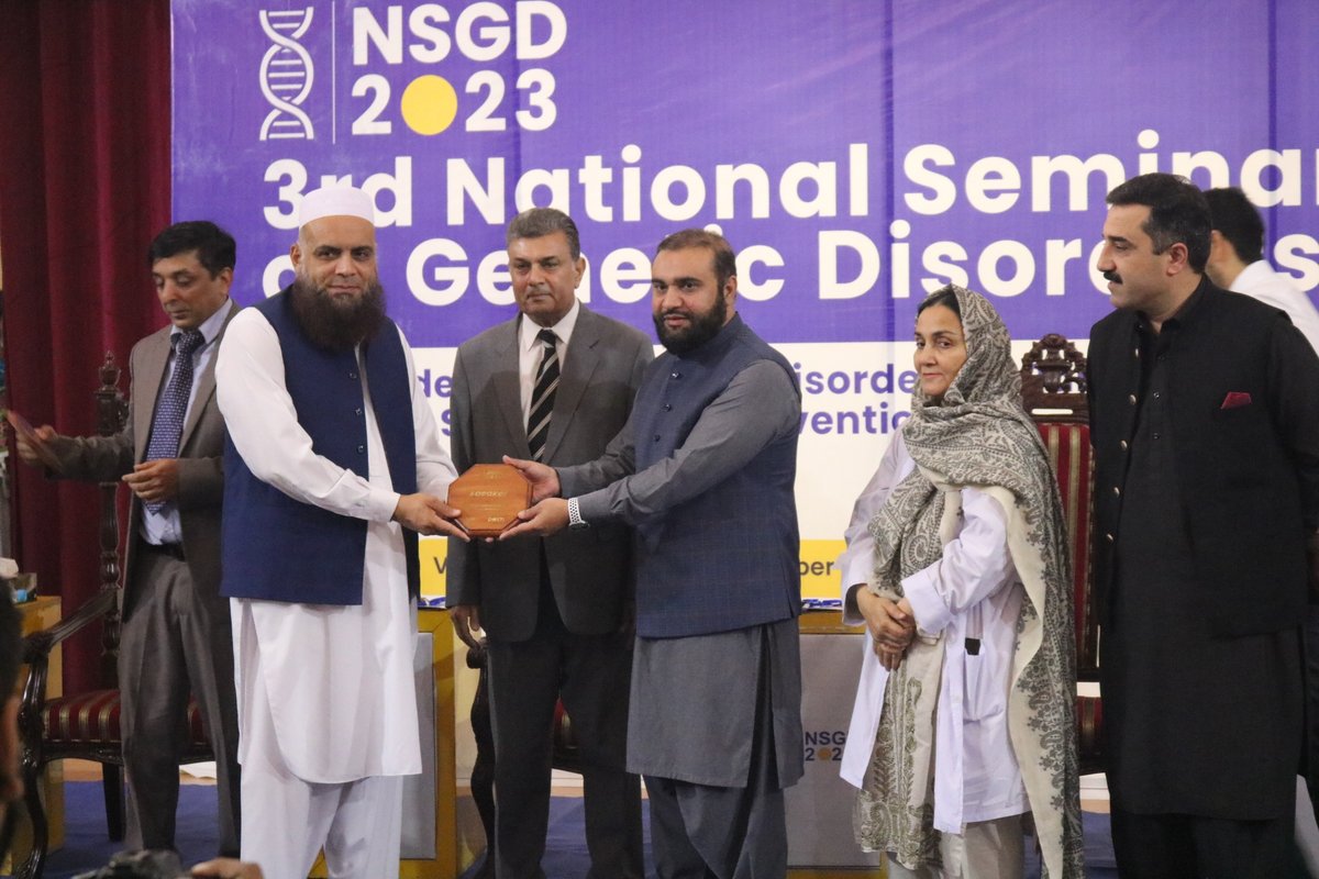 dostiedupk's tweet photo. #NSGD2023, Dr. Musharraf Jelani, Director, Centre for Omic Sciences, Islamia College Peshawar, discussed the whole exome sequencing. He emphasized its applications, advantages over traditional methods, and its role in advancing genetic disorder comprehension. #NSGD2023 #Dosti https://t.co/cTlk6es7zG