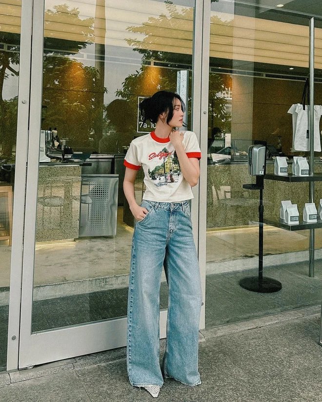 xth_026's tweet image. Quần Jeans ống rộng được yêu thích vì đem lại cảm giác thoải mái khi đi chơi. Xu hướng mà gen Z thời nay ai cũng thích❤️
#thoitrang #jeans