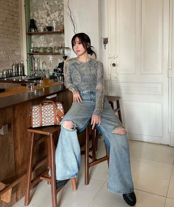 xth_026's tweet image. Quần Jeans ống rộng được yêu thích vì đem lại cảm giác thoải mái khi đi chơi. Xu hướng mà gen Z thời nay ai cũng thích❤️
#thoitrang #jeans