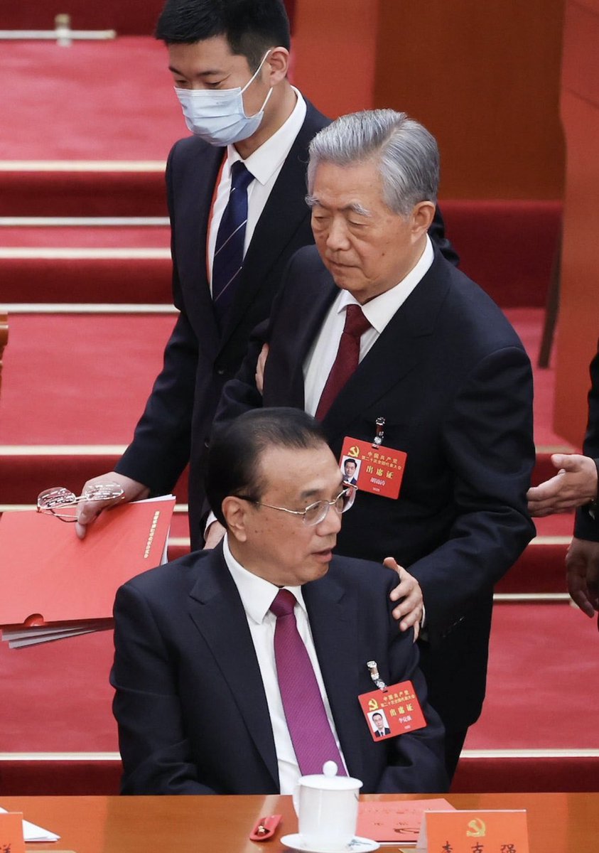 hean138231's tweet photo. 如果当时站起来，与涛涛哥一起现场发难，在全球媒体的注目下死去，也好过今天的结局。中国人缺少血性。 https://t.co/fyQTAV1Mse