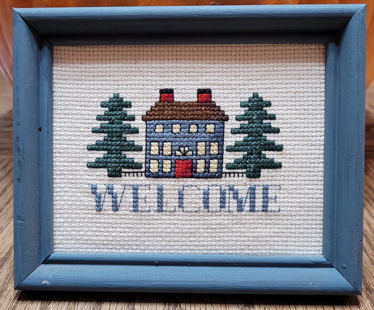 SeeingTwo's tweet photo. #FridayNightFind #2. This looks like a relatively new design. However, it was stitched in 1993. It's 5.5"W x 4.5"H. Designer unknown. I'm unable to read the stitchers name on the back. It's cute. ๐ก https://t.co/X5XB4X56Zh