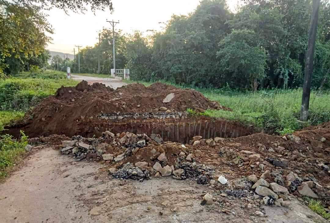 YeSoe91920267's tweet photo. Local people from 15 villages are being faced hardship to travel because Artillery 8&9 & B.314 destroyed the local road link of Dauk Yut- Kemauk -Shwe Yaung Pya villages in #Beelin Township on October 23.
#2023Oct28Coup
#DoMoreSingapore
#SG_BlockArmsJunta
#WhatsHappeningInMyanmar https://t.co/IBHTF1YSbH