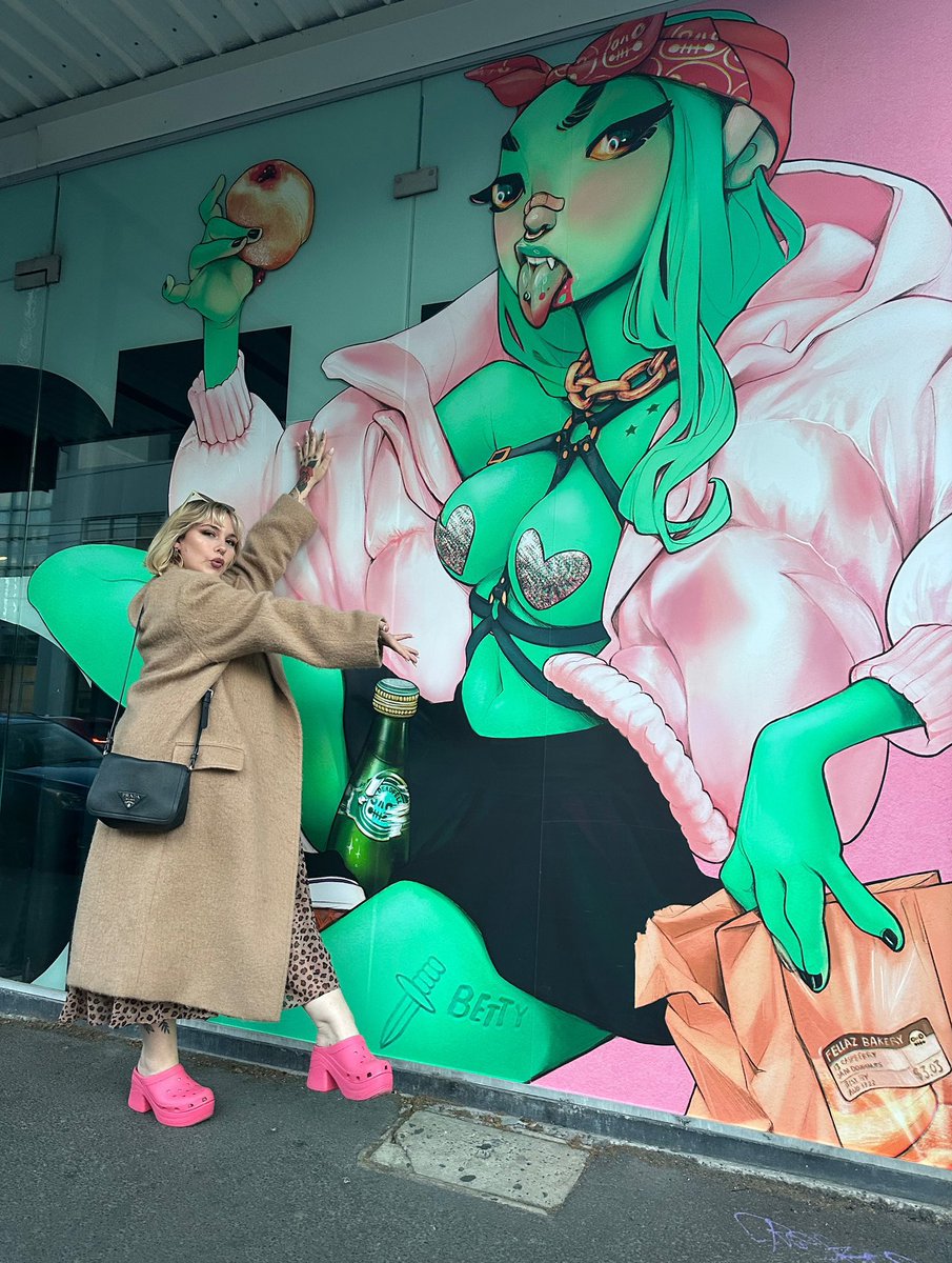 The one and only horde mother <a href="/betty_nft/">BETTY</a> with my (freakin huge) Deadfella girlie 😍🫠💚 somebody pinch me! 🥴