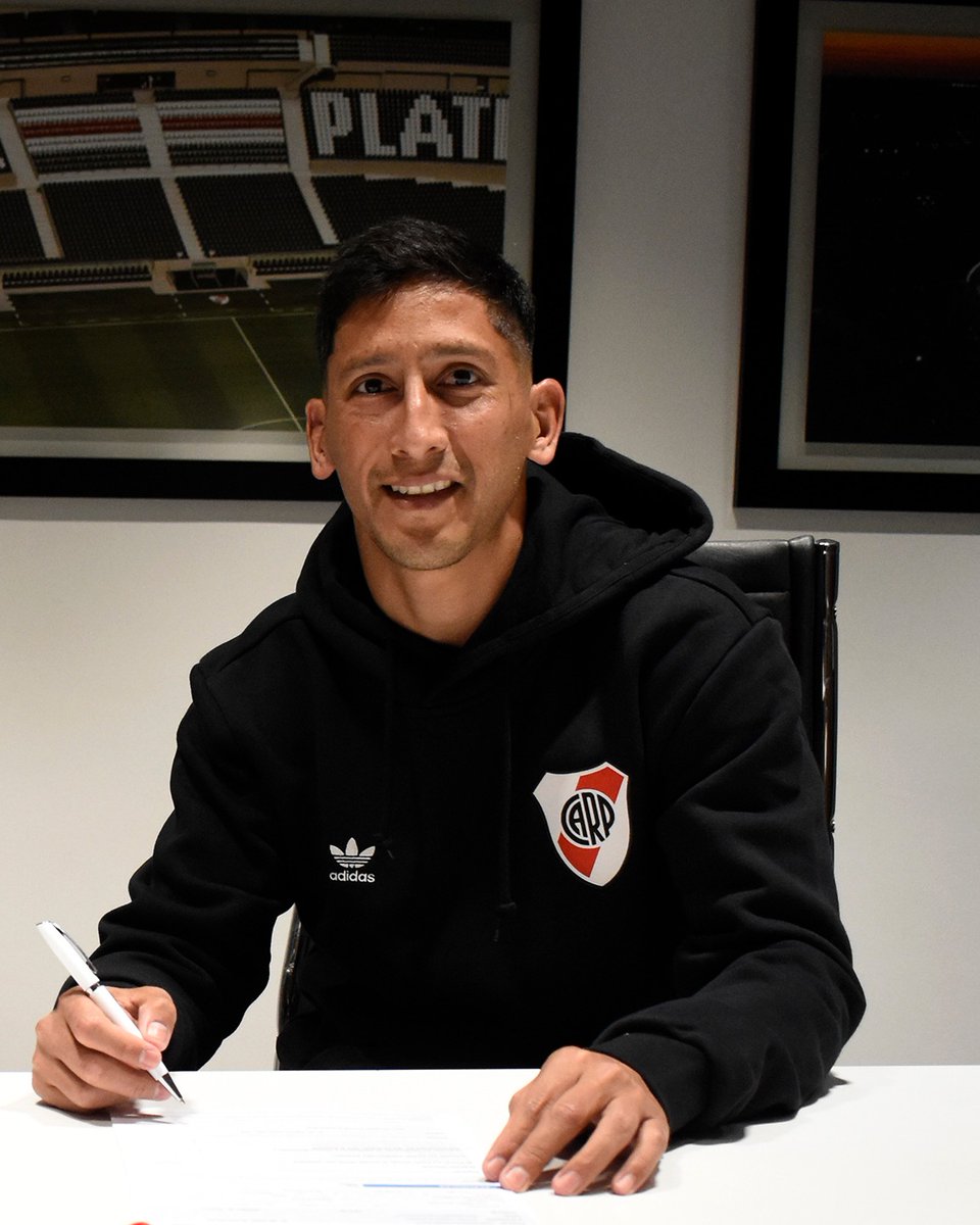 GoldeororadioOK's tweet photo. #RiverPlate || Renovación 

Rodrigo Aliendro firmó la renovación de su contrato con el Ministro hasta diciembre de 2026.

📷: @RiverPlate
✍️: @aleyanez1991 

#LPF #LigaProfesional #Afa #River https://t.co/pDFgENU2uQ