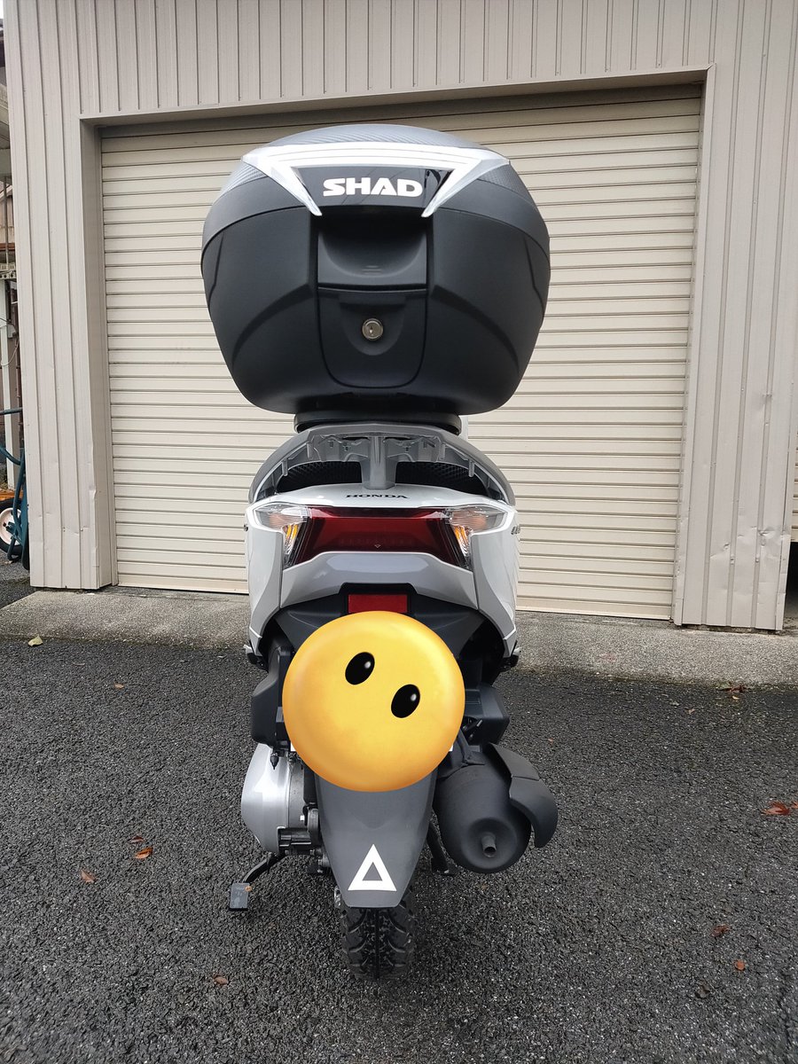shin_roku's tweet photo. トップケースが届き、自分の席が奪われる!!とばかりに、イカが襲い掛かります。使わない時は取り外せるので大丈夫ですよ。
取り付けは、付属の皿小ねじの長さが足りず、M6×50mmを追加購入する必要あり。20分程で完了。
合計70L超の積載力を手に入れました
#リード125
#SHAD
#SH34
#ダイオウイカ https://t.co/y84Q2DX03E