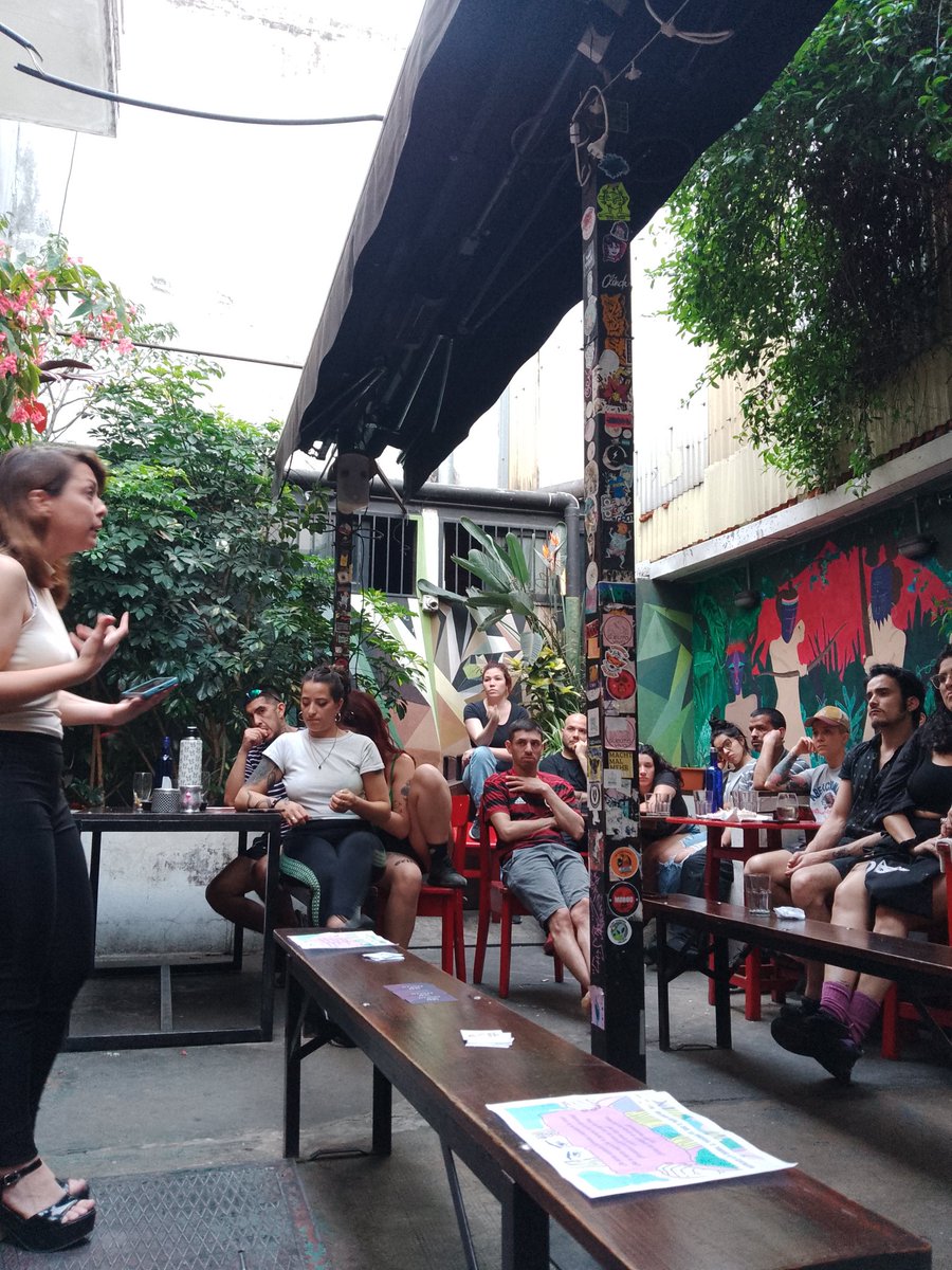 Cuando todo el bar se alinea con decisión, buena onda y alegría a la tarea de aprender y pensar en conjunto 💜 Lindísima experiencia de capacitación volviendo a la presencialidad hoy con las compañeras <a href="/MelisaGarcia86/">Melisa García</a> y <a href="/lmarajofsky/">Laura Marajofsky</a>.