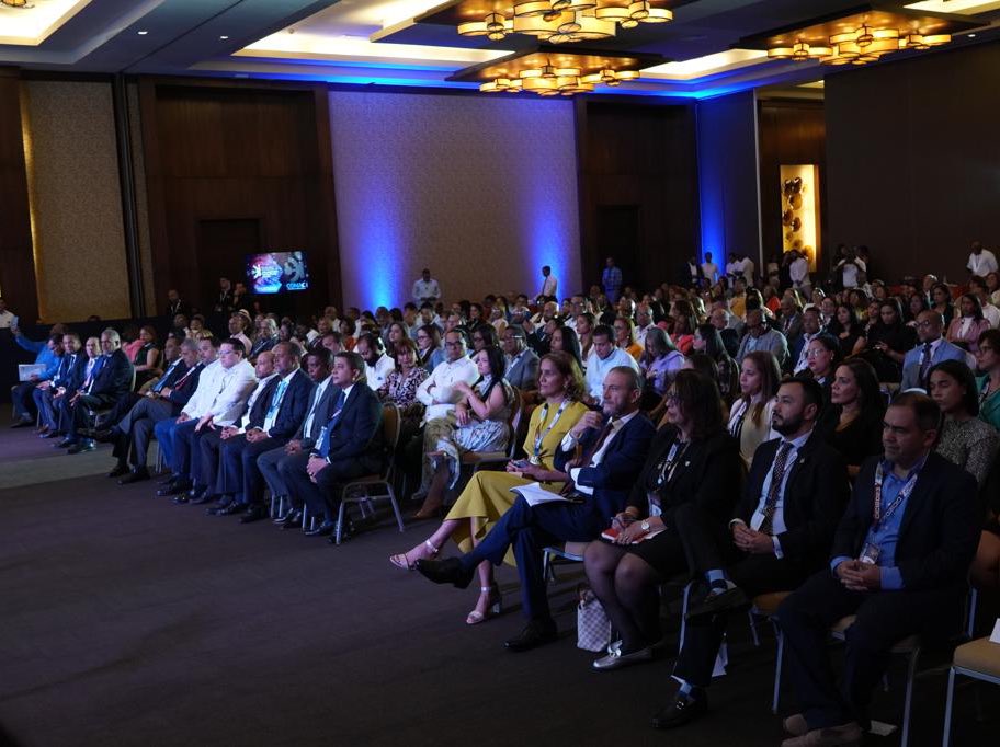 Desde Punta Cana, estamos en la inauguración del 1er Congreso Internacional de Consultores Impositivos junto a mi hermano <a href="/LuisValdezVeras/">Luis Valdez</a>. Participaremos en el panel “Retos de la administración tributaria”. Uniendo esfuerzos para una administración tributaria justa y eficiente.