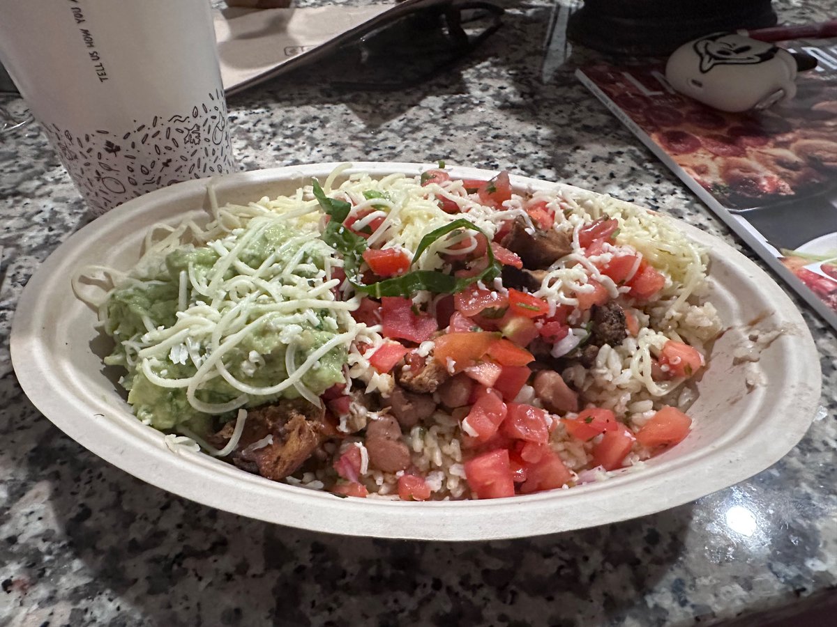 breadstickbby's tweet photo. @ChipotleTweets 
chipotle pls. pls. I ordered romaine in my burrito bowl and I was given one singular shred of romaine lettuce. I am so confused❓(also ordered black beans and got pinto instead but that’s not the worst thing about this order) https://t.co/P8AO2GeXyG