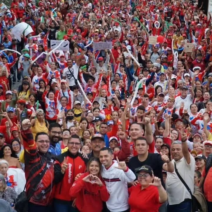 Chavismo en El Chama y Jacinto Plaza desbordaron sus calles en respaldo al Presidente Maduro goo.su/keebe #DiálogoConvivenciaYPaz