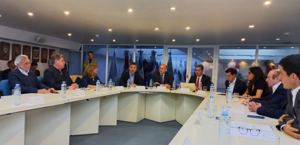 INA_arg's tweet photo. 💧El CFI presentó junto a las provincias de Chaco, Santa Fe y Santiago del Estero el Plan Director de la Región Hídrica de Bajos Submeridionales. Lee la nota completa en el siguiente link: https://t.co/50cthW2lvf https://t.co/JmXwUt6OIn
