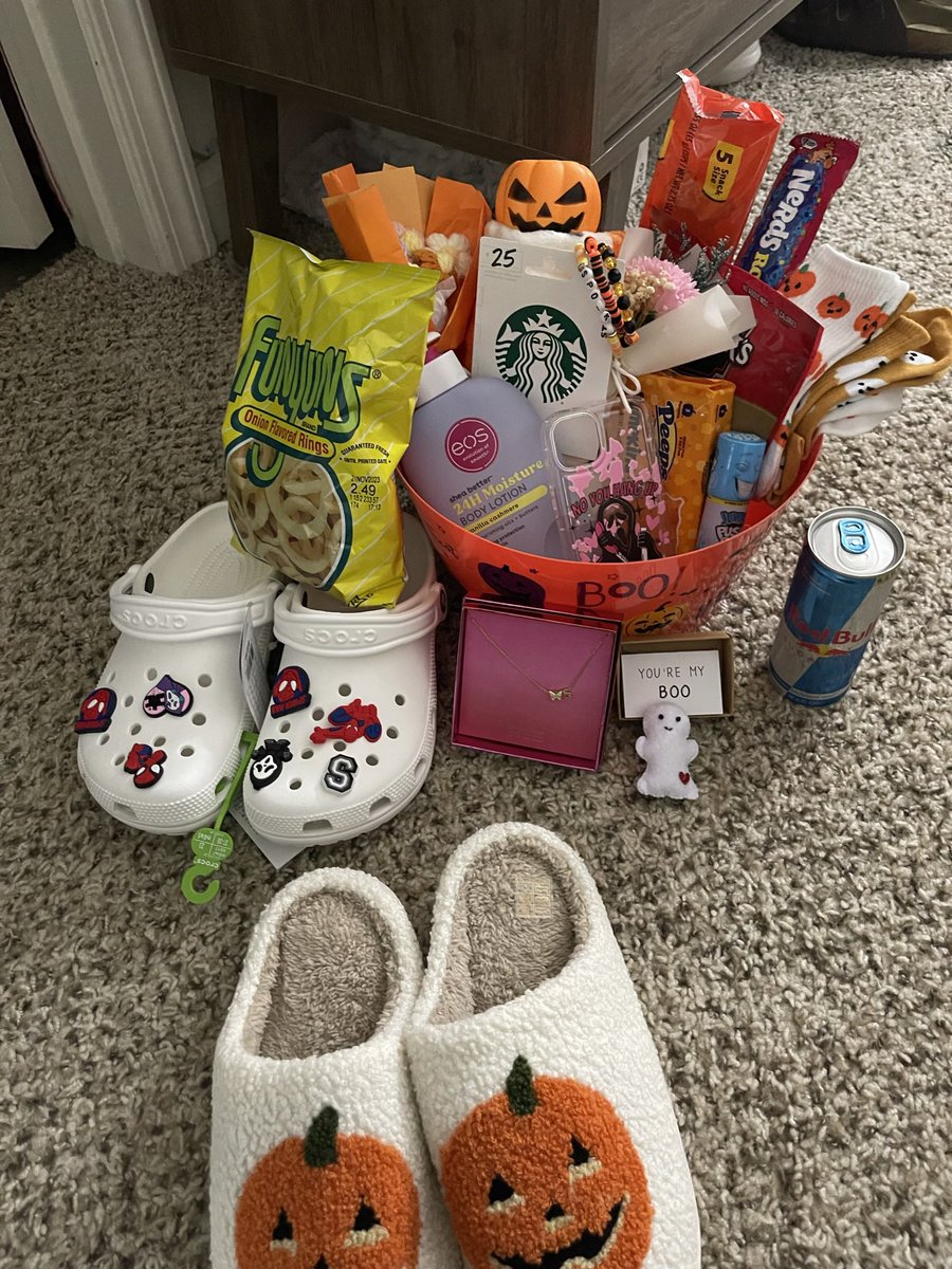 shelbiebowling's tweet photo. Spooky baskets for everyone 🧡🎃👻 https://t.co/FWFzBb2JEw