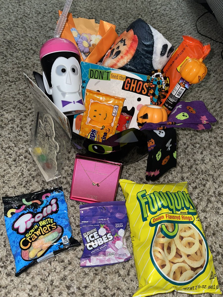 Spooky baskets for everyone 🧡🎃👻