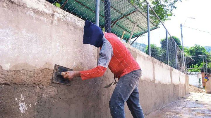 GMBNBT_NE's tweet photo. #27Oct23
Abordaje integral de rehabilitación a la cancha deportiva Wuilly Milt, sector El Maco, mcpio Gómez. Beneficiando a todas las familias de dicho sector 

#SomosTricolor 
#PlanCanchaTricolor2023

@NicolasMaduro @delcyrodriguezv @GRaulparedes @ConMaduroMas_ @Barrio_Tricolor https://t.co/RXOiwbxhRK