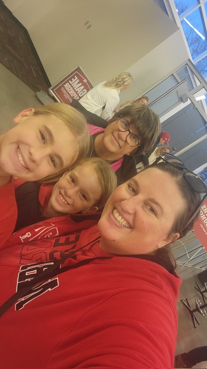 KellyFlesner's tweet photo. #Huskers #RoofRoofRoof https://t.co/qjm6TPl1TU