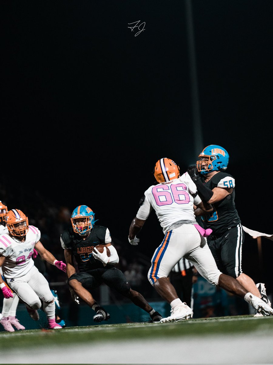 TJDARR_PHOTO's tweet photo. H A L F

27-14  LIONS

@gahannafootball 
@GLHS_Athletics 

#WeAreLions https://t.co/zlEM8n2kc2
