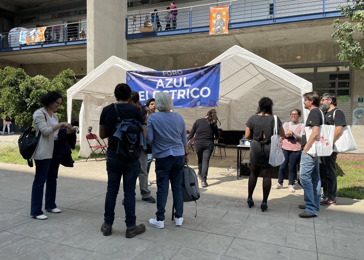 ¡Feliz viernes a todos! 🙌🏼

Como parte de las actividades del Festival <a href="/SemillasUACM/">Semillas Festival UACM</a>, se presentó el libro "Cine: Discurso y estética. Reflexiones desde la multidisciplina" 📕✨ en la <a href="/UACM/">UACM</a> plantel San Lorenzo Tezonco.