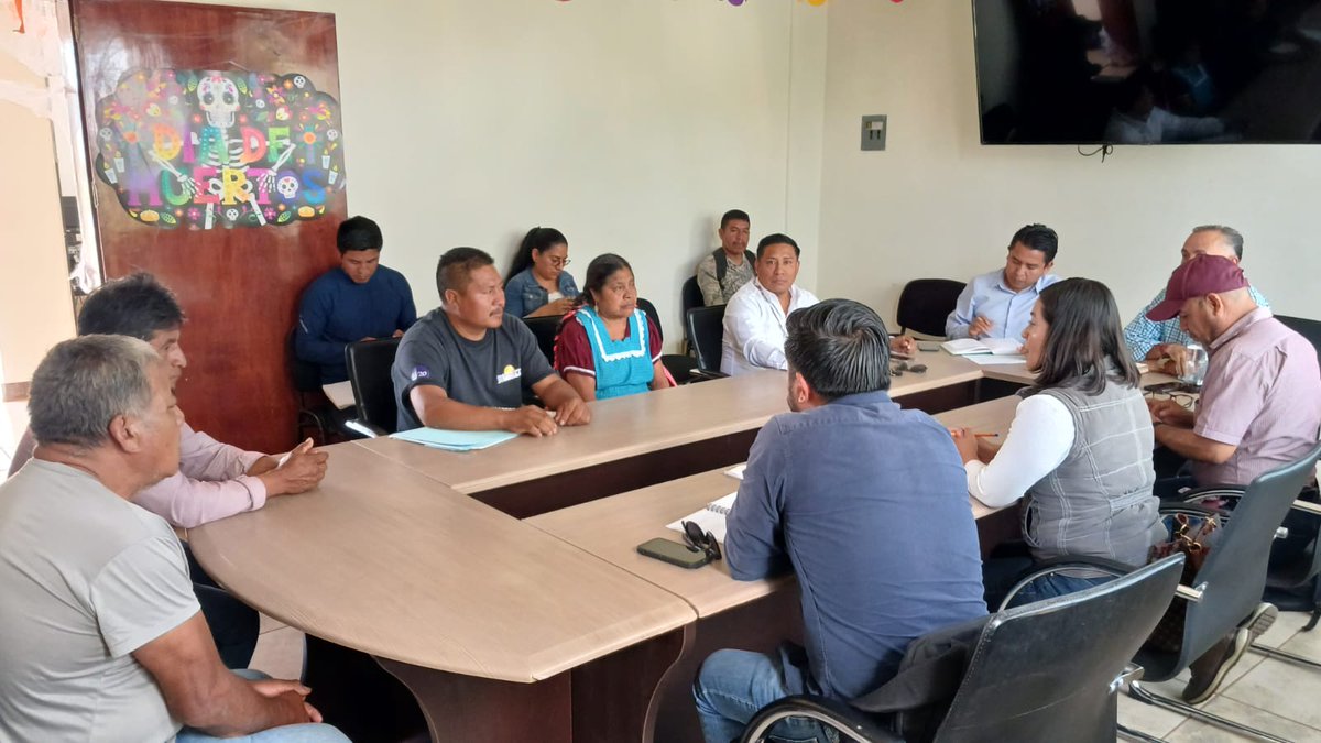CDPAZ_GobOax's tweet photo. del ayuntamiento de Magdalena Mixtepec, con el fin de darle seguimiento a peticiones realizadas en meses anteriores por el presidente municipal, Telésforo Aquino Cruz.
Los funcionarios dieron respuesta a cada solicitud, haciendo el compromiso de atenderlas a la brevedad. https://t.co/4ve2c0GamW