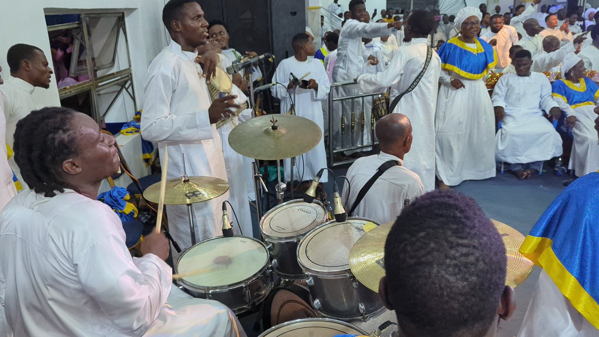 CCCIkeja1's tweet image. Demola Paso doing the Lord&apos;s work by serenading us with Gospo-fuji 🎤💃🕺#harvestofopendoors #unityfamily #cccworldwide