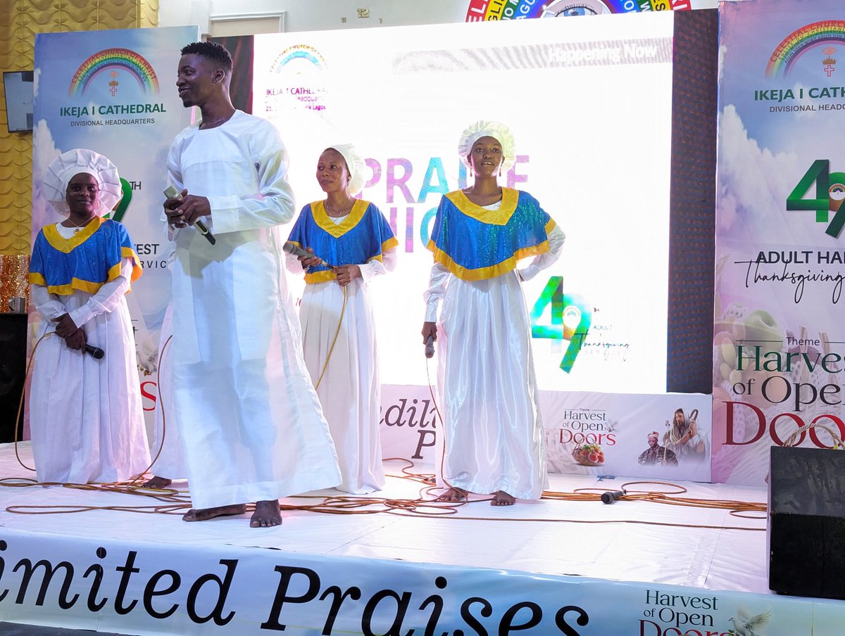 CCCIkeja1's tweet image. Demola Paso doing the Lord&apos;s work by serenading us with Gospo-fuji 🎤💃🕺#harvestofopendoors #unityfamily #cccworldwide