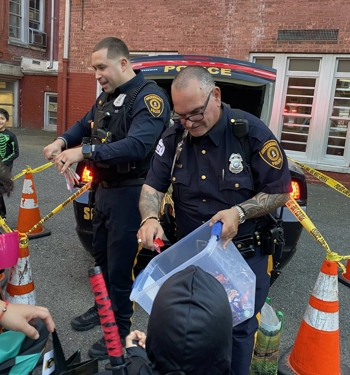 HackensackPD's tweet image. Fairmount School, you've officially converted our School Threat Assessment Bureau and Community Engagement Officers into candy experts!  Thanks for the sweet invite – our team had a spook-tacular time at your trunk or treat event! #CandyCops #HackensackPD #CommunityEngagement