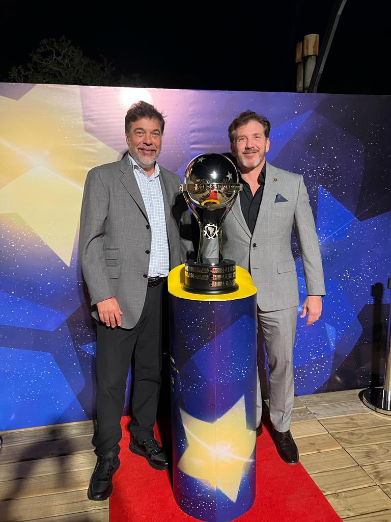 #AHORA El Presidente de Conmebol, Alejandro Domínguez, junto al presidente VRIO, Darío Werthein, en la cena de la final de la #CopaSudamericana 

📌Vrio, es controlante de #DirecTV, donde mañana se verá el encuentro decisivo entre #FortalezaEC y #LigaQuito