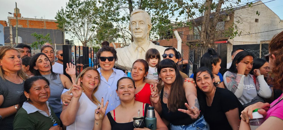 claudioarg19741's tweet photo. Acompañamos Ofrenda floral al busto de Néstor en el CIC. 17 de Noviembre Cierre de la jornada Néstor Kirchner Eterno ✌️❤️🐧
Con la presencia de la compañera Daniela Vilar y compañerxs de @ateneoNKlomas
#NestorEterno
@nuevolomasdz https://t.co/FDHMrWRIU2